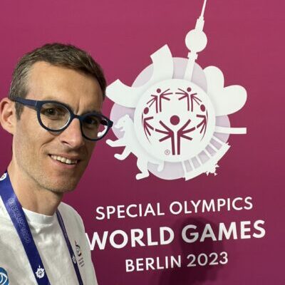 Simon Jäkel hilft beim Opening Eye Programm während der Special Olympics Berlin 2023